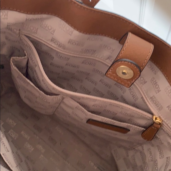 100% authentic Michael Kors purse - Picture 5 of 6